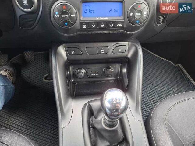 Хендай их35 2014 в Киеве на Automoto.ua Черный Хендай их35, объемом двигателя 1.7 л и пробегом 210 тыс. км за 13300 $, фото 25 на Automoto.ua