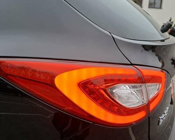 Черный Хендай их35, объемом двигателя 2 л и пробегом 237 тыс. км за 15600 $, фото 3 на Automoto.ua