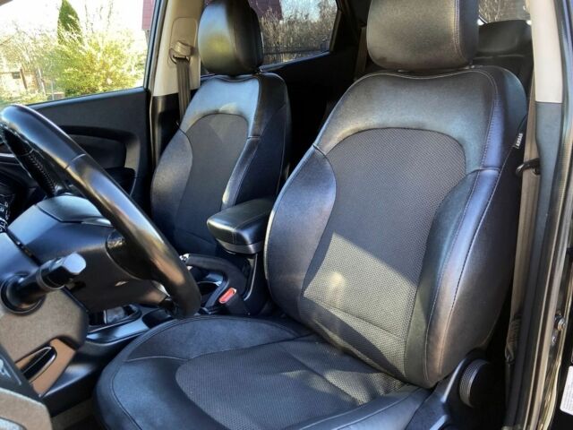 Черный Хендай их35, объемом двигателя 1.7 л и пробегом 189 тыс. км за 8900 $, фото 15 на Automoto.ua