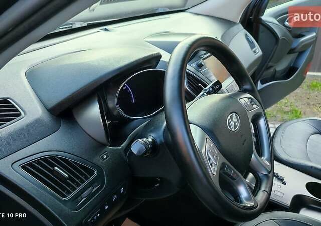 Чорний Хендай іх35, об'ємом двигуна 2 л та пробігом 203 тис. км за 13750 $, фото 4 на Automoto.ua