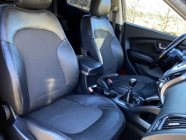 Черный Хендай их35, объемом двигателя 1.7 л и пробегом 189 тыс. км за 8900 $, фото 16 на Automoto.ua