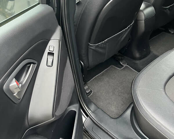 Черный Хендай их35, объемом двигателя 1.69 л и пробегом 167 тыс. км за 13200 $, фото 8 на Automoto.ua