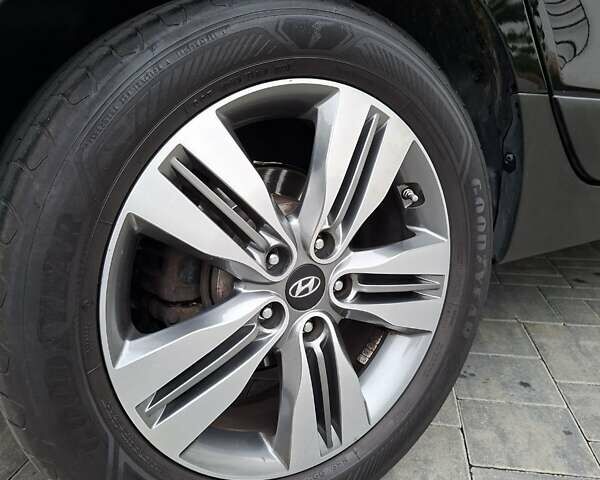 Черный Хендай их35, объемом двигателя 2 л и пробегом 237 тыс. км за 15600 $, фото 5 на Automoto.ua