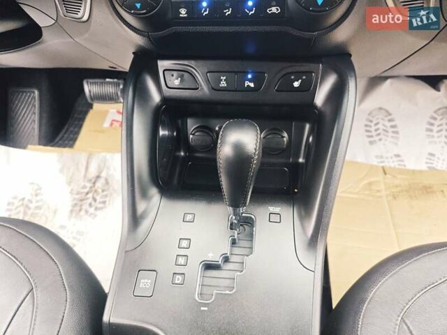 Чорний Хендай іх35, об'ємом двигуна 2 л та пробігом 203 тис. км за 13850 $, фото 31 на Automoto.ua