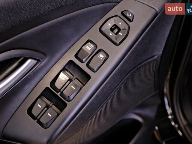 Черный Хендай их35, объемом двигателя 2 л и пробегом 182 тыс. км за 15500 $, фото 28 на Automoto.ua