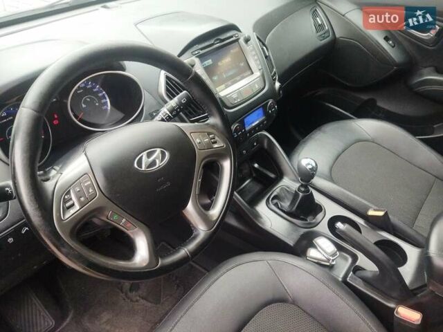 Черный Хендай их35, объемом двигателя 1.7 л и пробегом 252 тыс. км за 14900 $, фото 7 на Automoto.ua