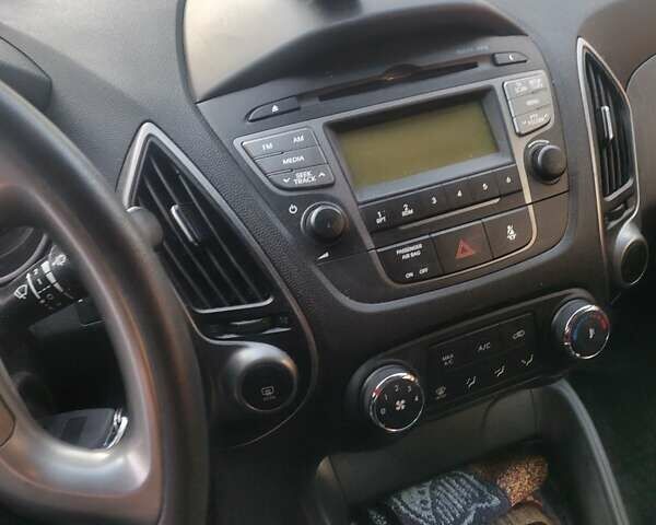 Черный Хендай их35, объемом двигателя 1.7 л и пробегом 165 тыс. км за 15250 $, фото 11 на Automoto.ua