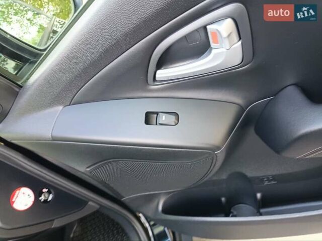 Черный Хендай их35, объемом двигателя 2 л и пробегом 207 тыс. км за 15750 $, фото 74 на Automoto.ua