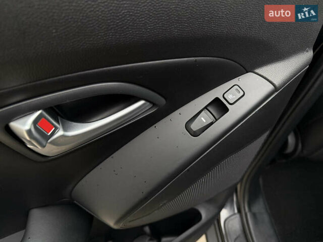 Чорний Хендай іх35, об'ємом двигуна 2 л та пробігом 240 тис. км за 15800 $, фото 24 на Automoto.ua