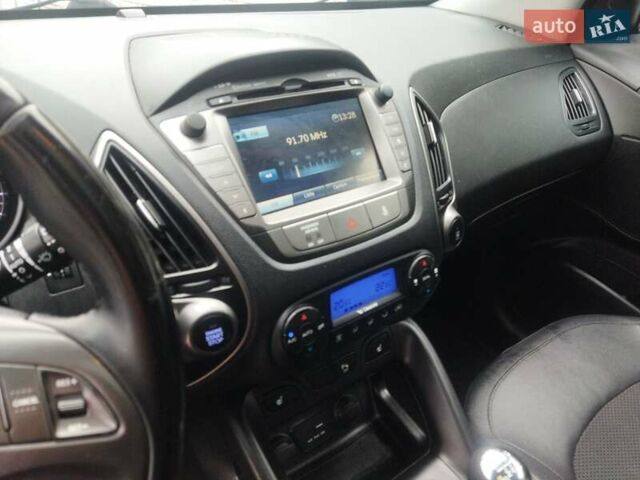 Черный Хендай их35, объемом двигателя 1.7 л и пробегом 252 тыс. км за 14900 $, фото 5 на Automoto.ua