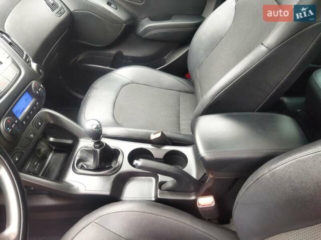 Черный Хендай их35, объемом двигателя 1.7 л и пробегом 252 тыс. км за 14900 $, фото 6 на Automoto.ua