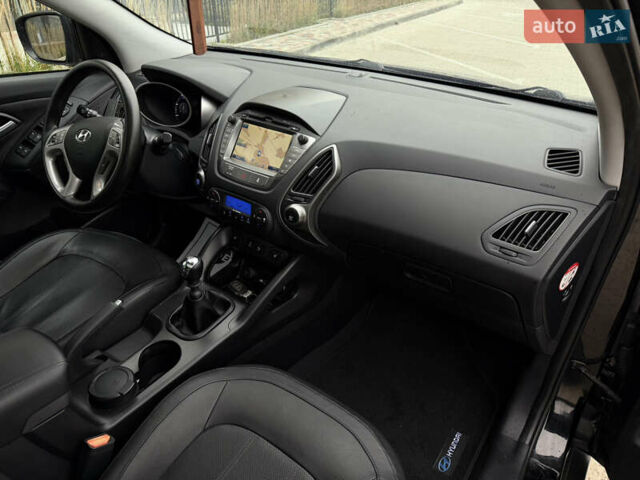 Чорний Хендай іх35, об'ємом двигуна 2 л та пробігом 240 тис. км за 15800 $, фото 28 на Automoto.ua