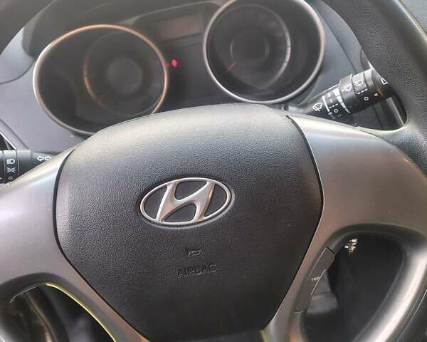 Черный Хендай их35, объемом двигателя 1.7 л и пробегом 165 тыс. км за 15250 $, фото 10 на Automoto.ua