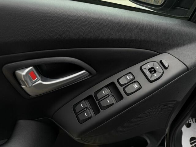 Чорний Хендай іх35, об'ємом двигуна 2 л та пробігом 240 тис. км за 14999 $, фото 21 на Automoto.ua