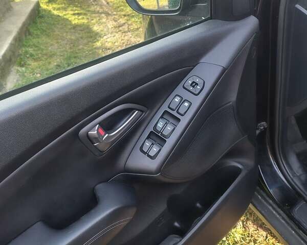 Черный Хендай их35, объемом двигателя 1.7 л и пробегом 165 тыс. км за 15250 $, фото 7 на Automoto.ua