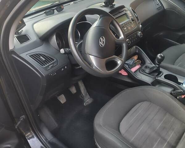 Черный Хендай их35, объемом двигателя 1.7 л и пробегом 165 тыс. км за 15250 $, фото 14 на Automoto.ua