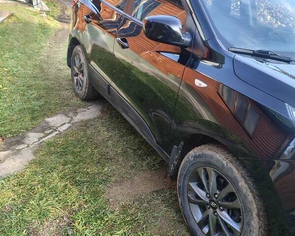 Черный Хендай их35, объемом двигателя 1.7 л и пробегом 165 тыс. км за 15250 $, фото 2 на Automoto.ua