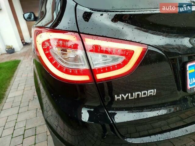 Черный Хендай их35, объемом двигателя 2 л и пробегом 152 тыс. км за 14950 $, фото 4 на Automoto.ua
