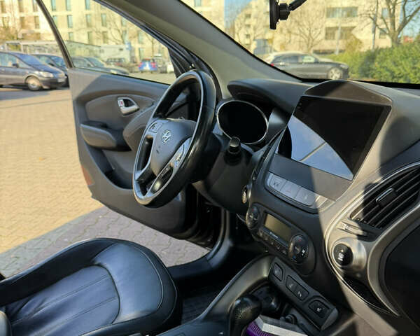 Черный Хендай их35, объемом двигателя 2 л и пробегом 179 тыс. км за 16500 $, фото 10 на Automoto.ua