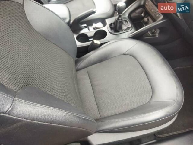 Черный Хендай их35, объемом двигателя 1.7 л и пробегом 252 тыс. км за 14900 $, фото 20 на Automoto.ua