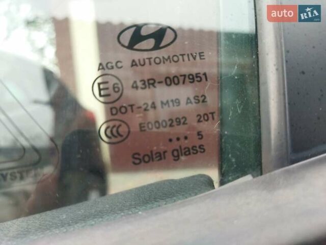 Черный Хендай их35, объемом двигателя 1.7 л и пробегом 252 тыс. км за 14900 $, фото 13 на Automoto.ua