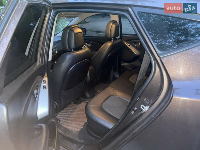 Коричневый Хендай их35, объемом двигателя 2 л и пробегом 240 тыс. км за 10000 $, фото 4 на Automoto.ua