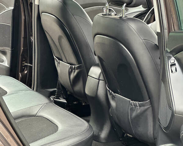 Коричневый Хендай их35, объемом двигателя 2 л и пробегом 209 тыс. км за 12200 $, фото 28 на Automoto.ua