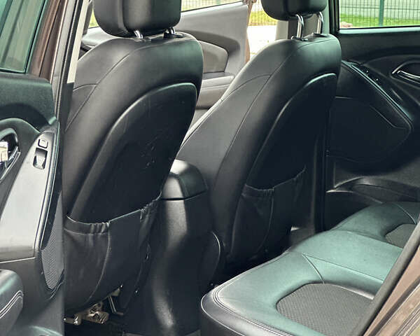 Коричневый Хендай их35, объемом двигателя 2 л и пробегом 209 тыс. км за 12200 $, фото 27 на Automoto.ua