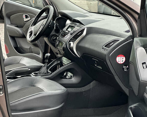 Коричневый Хендай их35, объемом двигателя 2 л и пробегом 209 тыс. км за 12200 $, фото 19 на Automoto.ua