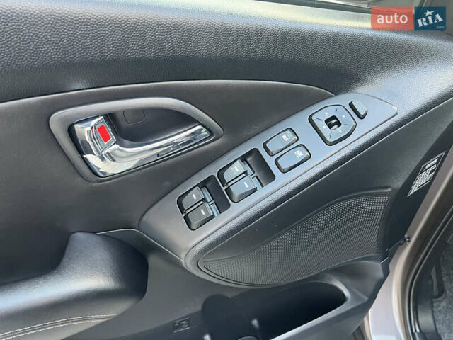 Коричневый Хендай их35, объемом двигателя 2 л и пробегом 136 тыс. км за 13999 $, фото 25 на Automoto.ua