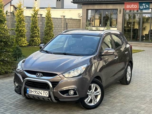 Коричневый Хендай их35, объемом двигателя 2 л и пробегом 136 тыс. км за 13999 $, фото 12 на Automoto.ua