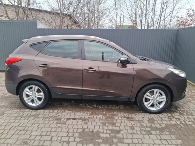 Коричневый Хендай их35, объемом двигателя 1.7 л и пробегом 309 тыс. км за 11500 $, фото 1 на Automoto.ua