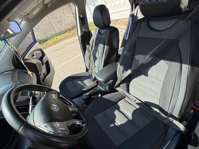 Хендай их35 2011 в Киеве на Automoto.ua Коричневый Хендай их35, объемом двигателя 2 л и пробегом 342 тыс. км за 11000 $, фото 15 на Automoto.ua