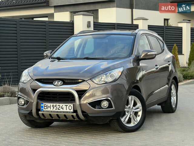 Коричневый Хендай их35, объемом двигателя 2 л и пробегом 136 тыс. км за 13999 $, фото 3 на Automoto.ua