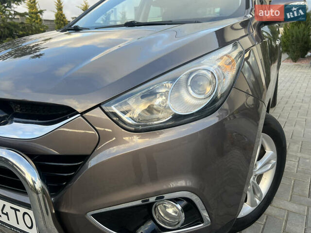 Коричневый Хендай их35, объемом двигателя 2 л и пробегом 136 тыс. км за 13999 $, фото 19 на Automoto.ua