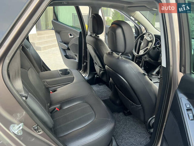 Коричневый Хендай их35, объемом двигателя 2 л и пробегом 136 тыс. км за 13999 $, фото 32 на Automoto.ua