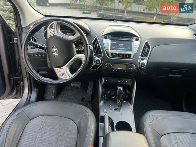 Коричневый Хендай их35, объемом двигателя 2 л и пробегом 136 тыс. км за 13999 $, фото 27 на Automoto.ua