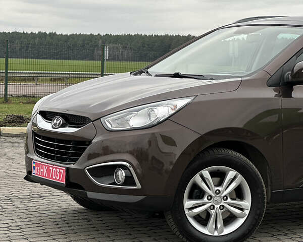 Коричневый Хендай их35, объемом двигателя 2 л и пробегом 209 тыс. км за 12200 $, фото 1 на Automoto.ua