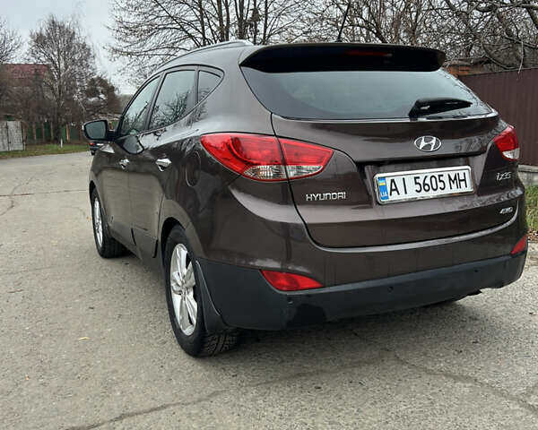 Коричневый Хендай их35, объемом двигателя 2 л и пробегом 180 тыс. км за 12300 $, фото 4 на Automoto.ua