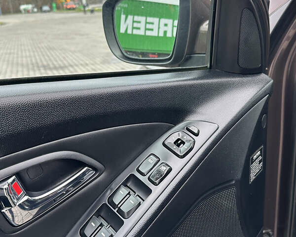 Коричневый Хендай их35, объемом двигателя 2 л и пробегом 209 тыс. км за 12200 $, фото 25 на Automoto.ua