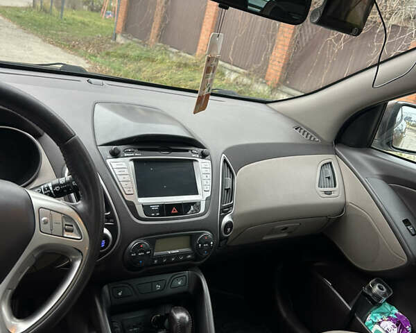 Коричневый Хендай их35, объемом двигателя 2 л и пробегом 180 тыс. км за 12300 $, фото 8 на Automoto.ua