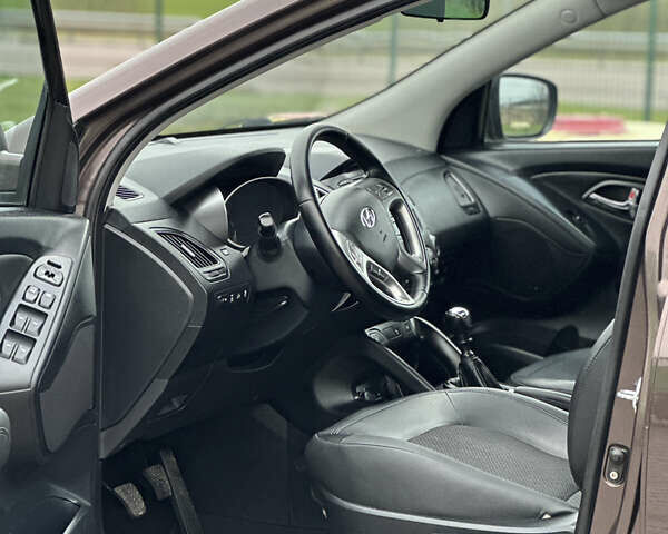 Коричневый Хендай их35, объемом двигателя 2 л и пробегом 209 тыс. км за 12200 $, фото 18 на Automoto.ua