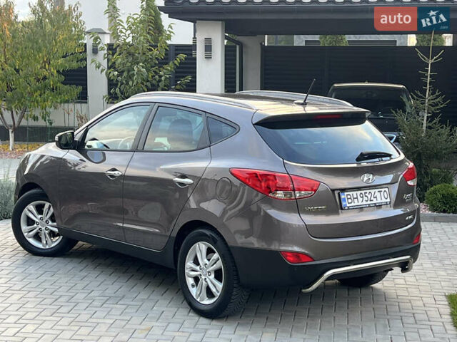 Коричневый Хендай их35, объемом двигателя 2 л и пробегом 136 тыс. км за 13999 $, фото 1 на Automoto.ua