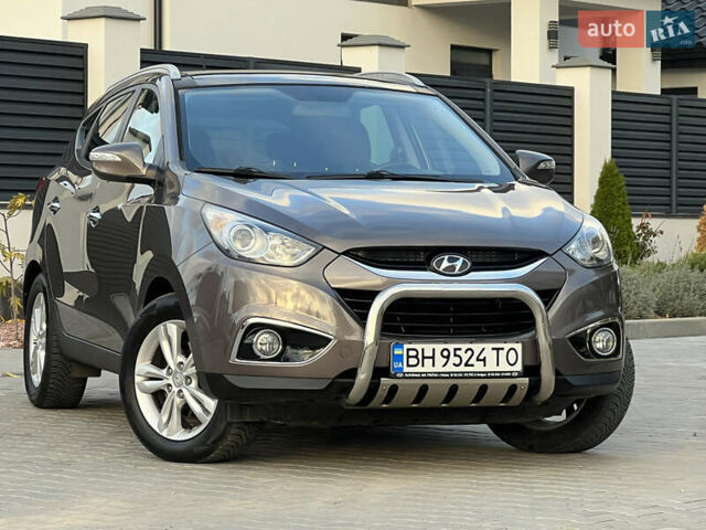Коричневый Хендай их35, объемом двигателя 2 л и пробегом 136 тыс. км за 13999 $, фото 7 на Automoto.ua