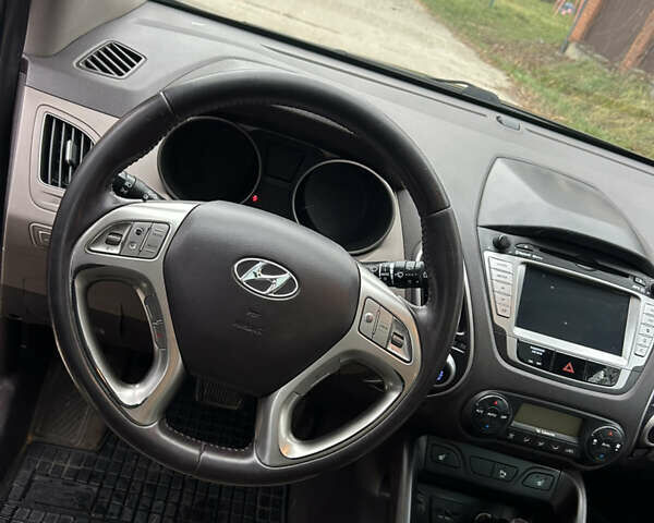 Коричневый Хендай их35, объемом двигателя 2 л и пробегом 180 тыс. км за 12300 $, фото 7 на Automoto.ua