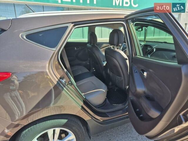 Коричневый Хендай их35, объемом двигателя 2 л и пробегом 115 тыс. км за 13000 $, фото 7 на Automoto.ua