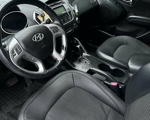 Коричневый Хендай их35, объемом двигателя 2 л и пробегом 257 тыс. км за 12618 $, фото 13 на Automoto.ua