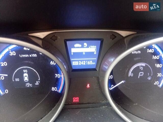 Коричневый Хендай их35, объемом двигателя 2 л и пробегом 244 тыс. км за 11800 $, фото 2 на Automoto.ua