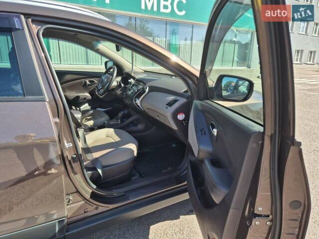 Коричневый Хендай их35, объемом двигателя 2 л и пробегом 115 тыс. км за 13000 $, фото 6 на Automoto.ua