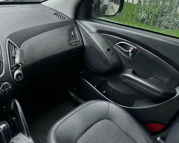 Коричневый Хендай их35, объемом двигателя 2 л и пробегом 257 тыс. км за 12618 $, фото 5 на Automoto.ua